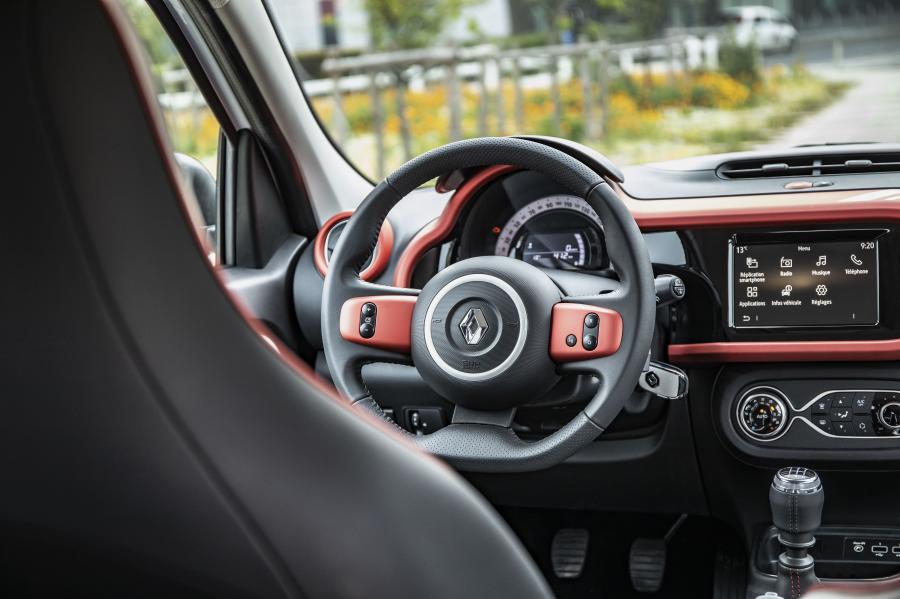 Интерьер Renault Twingo le coq sportif 2019 года  (фото 18 из 28)